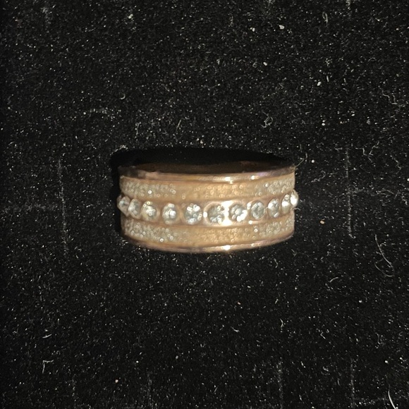 Gold tone and glittery rhinestone r and ring Size 8.5 - Picture 4 of 10